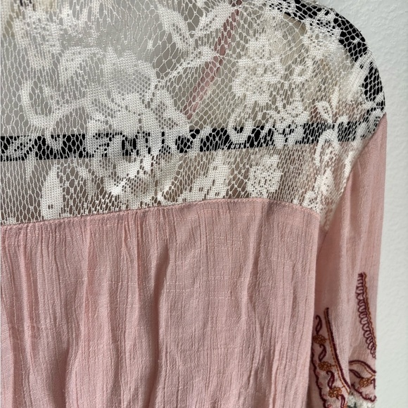 Boho Umgee Blush and Cream Lace Blouse with Embroidered sleeves in size large - Picture 12 of 14